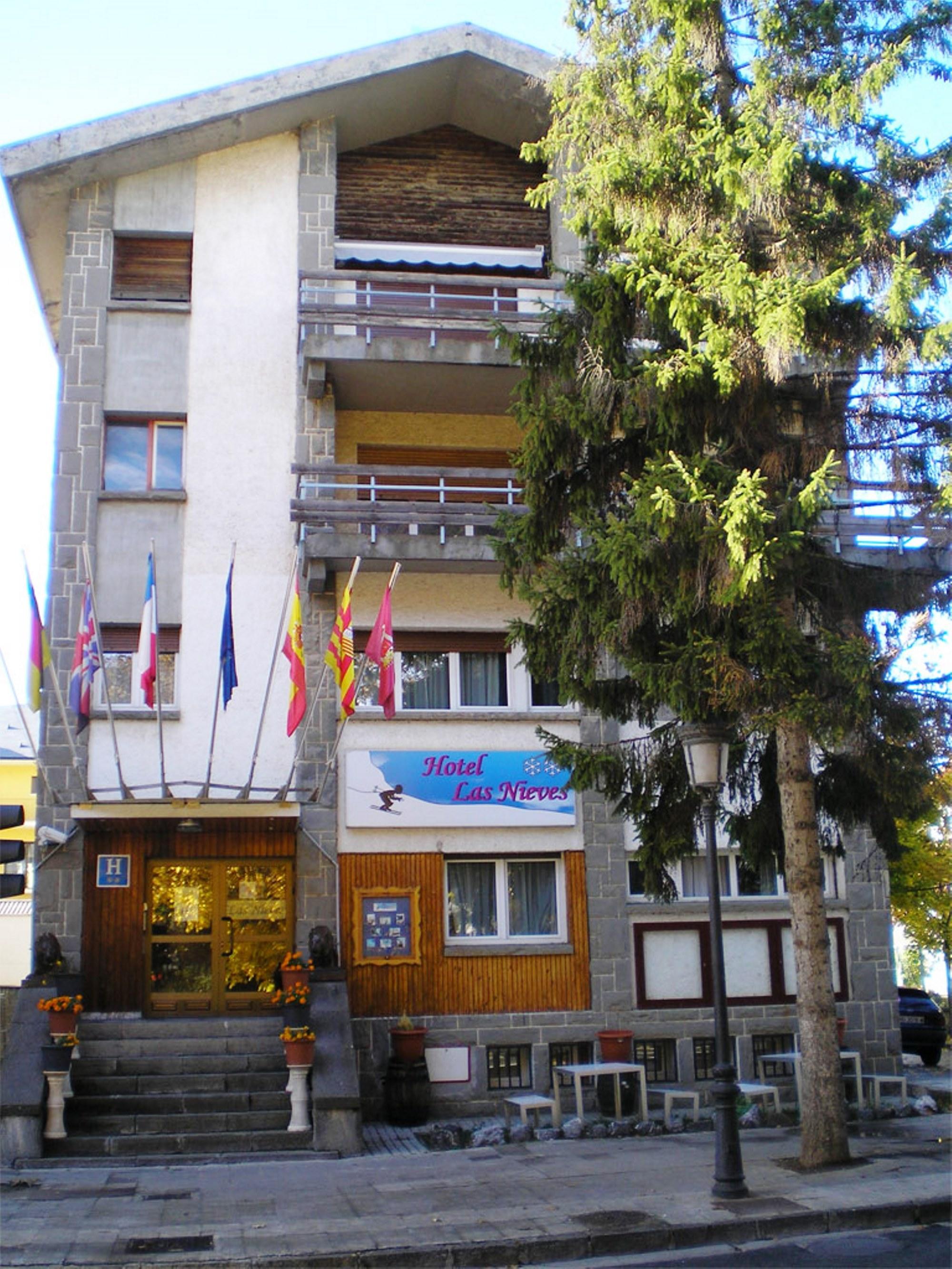 Auto Check In Hotel Las Nieves Jaca Extérieur photo