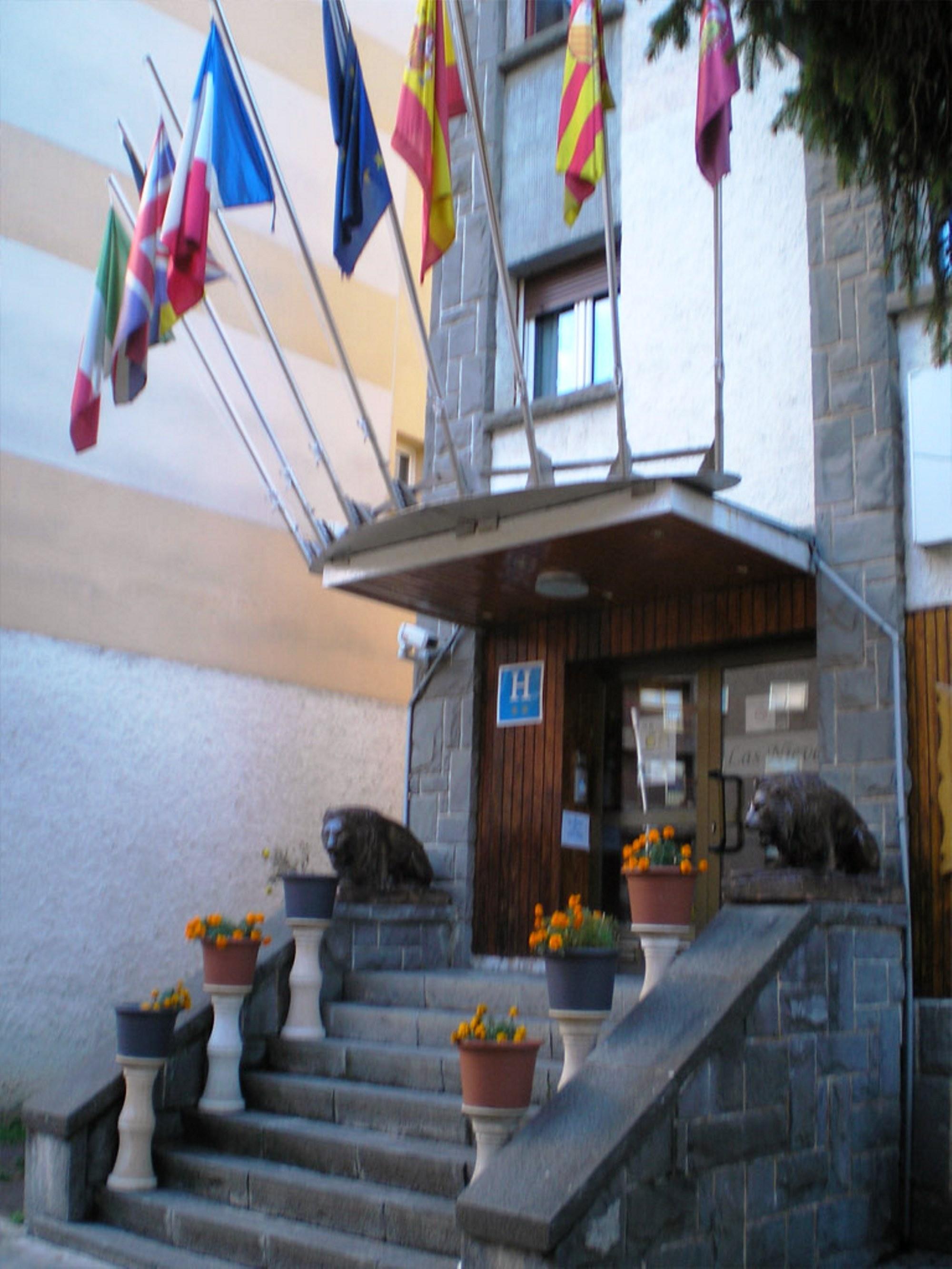 Auto Check In Hotel Las Nieves Jaca Extérieur photo