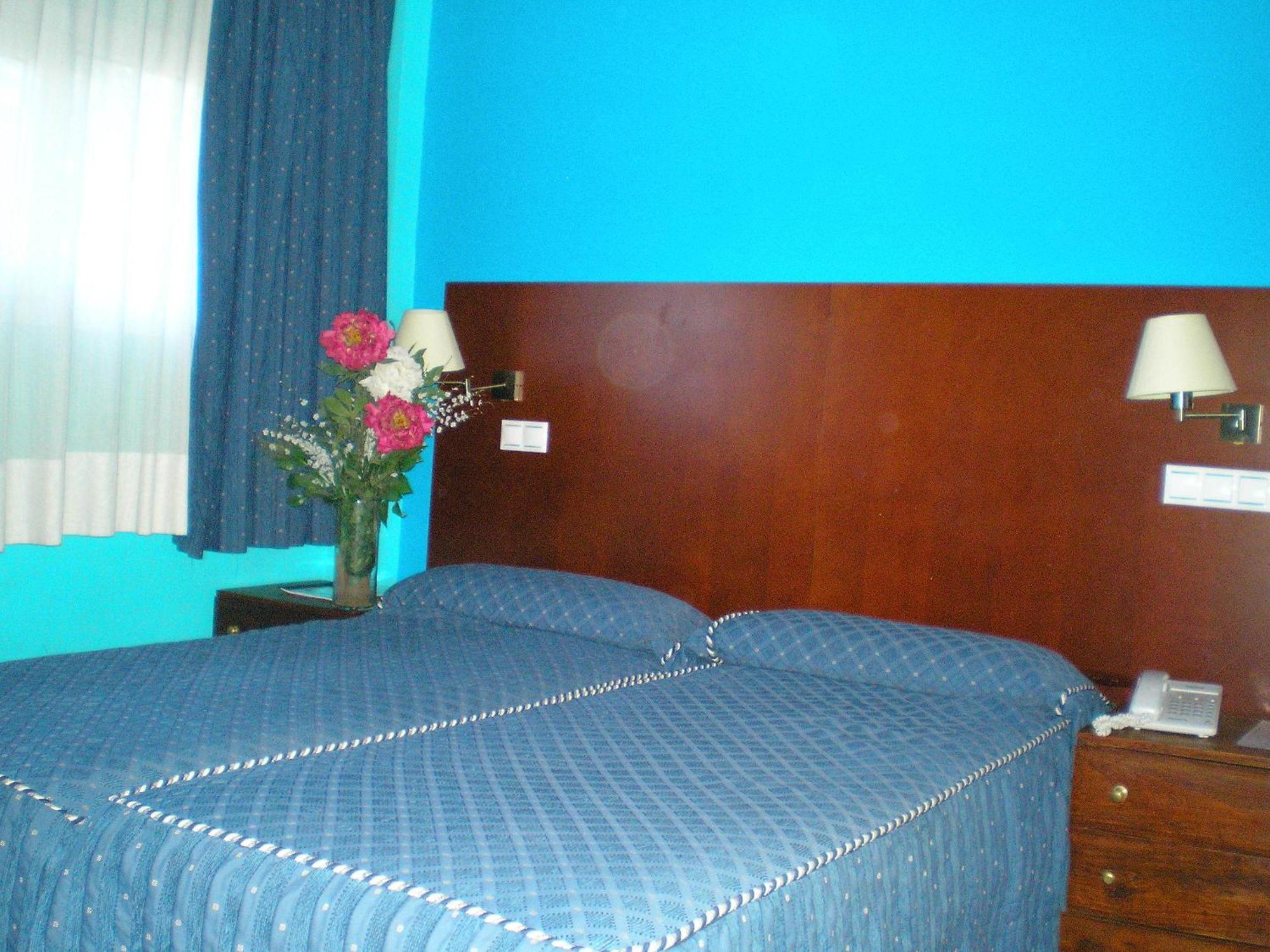 Auto Check In Hotel Las Nieves Jaca Extérieur photo